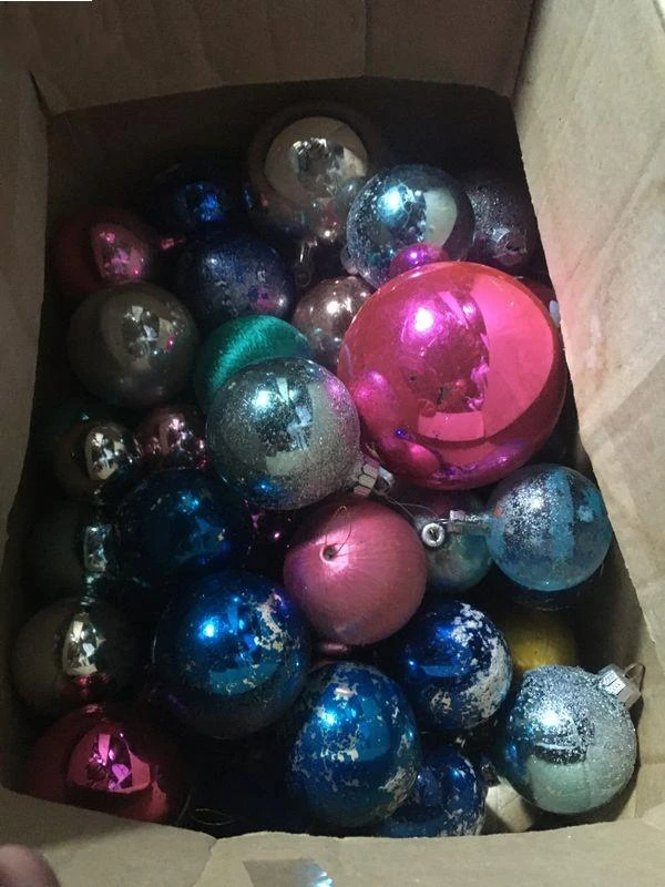 Lot de boules de noel en verres annee 1970 roses / bleues